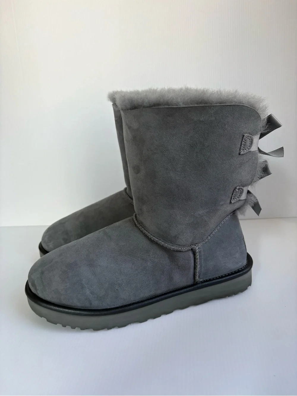 UGG Bailey Bow II Women's Boot  Gray Color Size 9 EUC